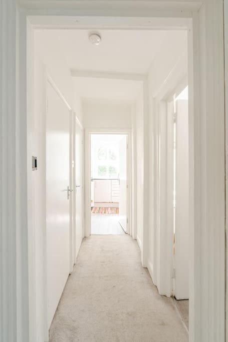 West Oasis - 6 Sleeps - Notting Hill *