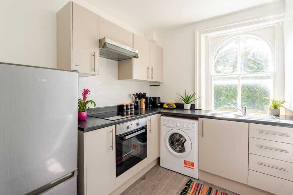 West Oasis - 6 Sleeps - Notting Hill * London