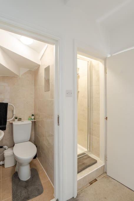 West Oasis - 6 Sleeps - Notting Hill *