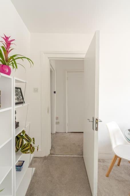 West Oasis - 6 Sleeps - Notting Hill London