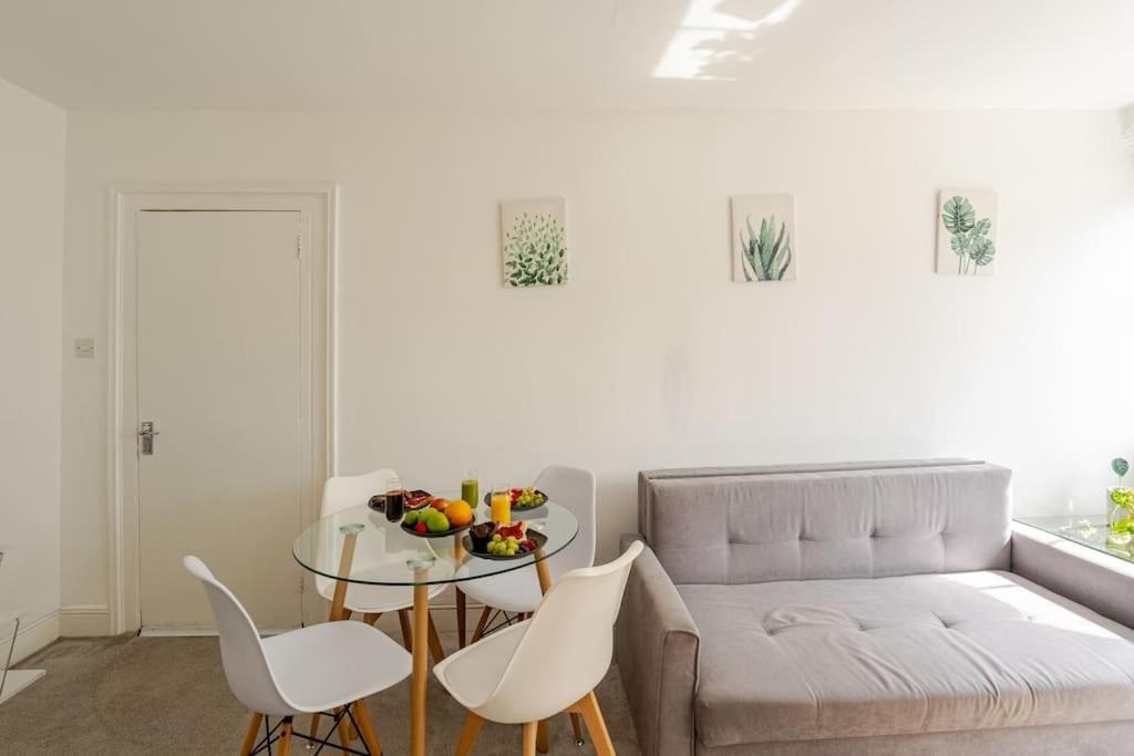 West Oasis - 6 Sleeps - Notting Hill