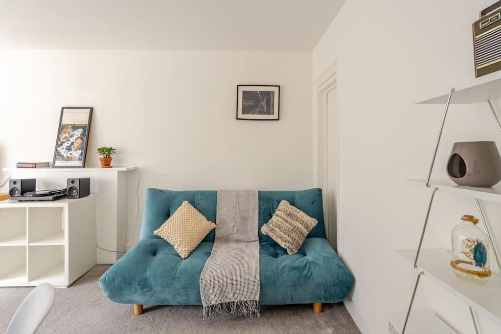 West Oasis - 6 Sleeps - Notting Hill *