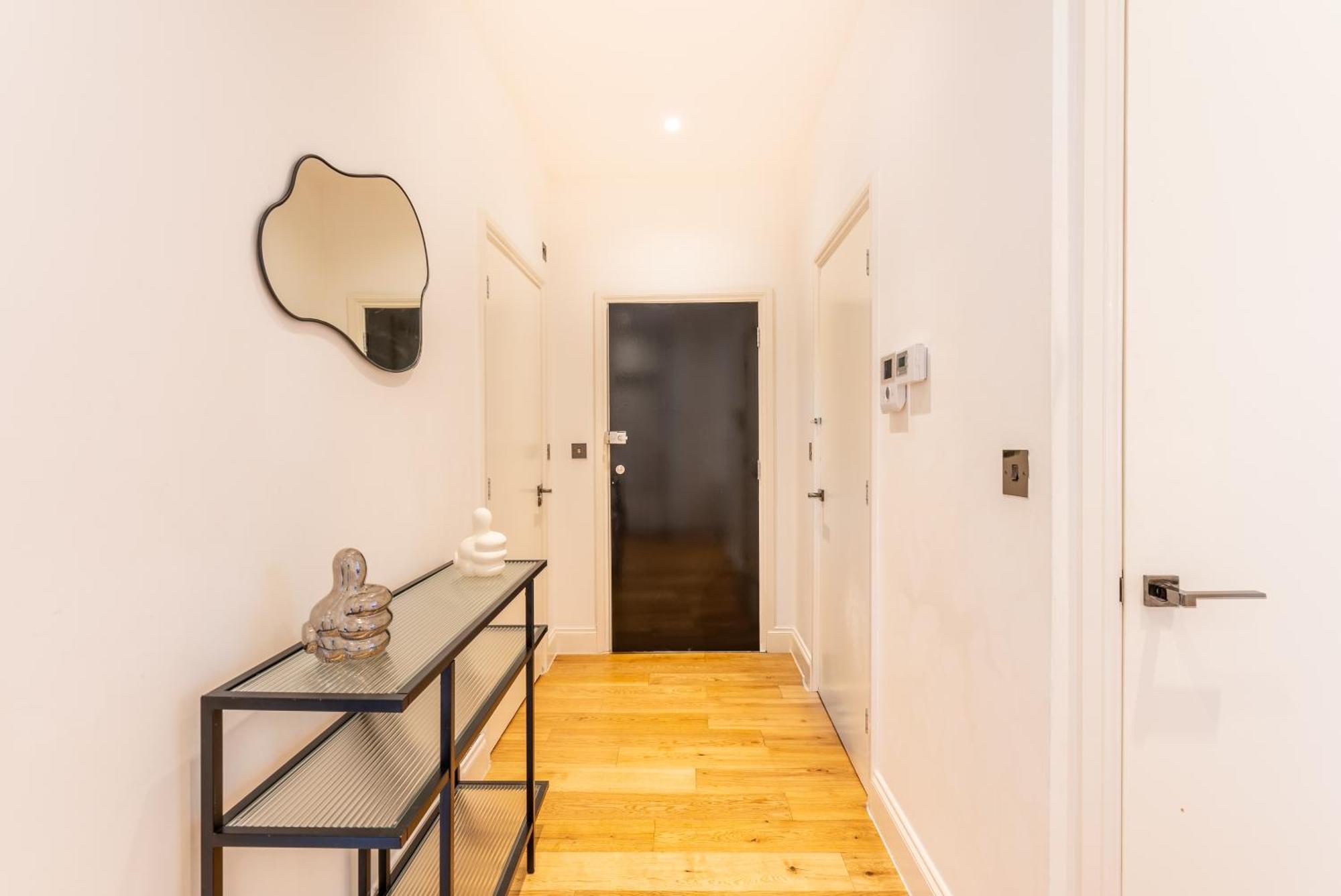 Artsy Serviced - Ealing Apartment London