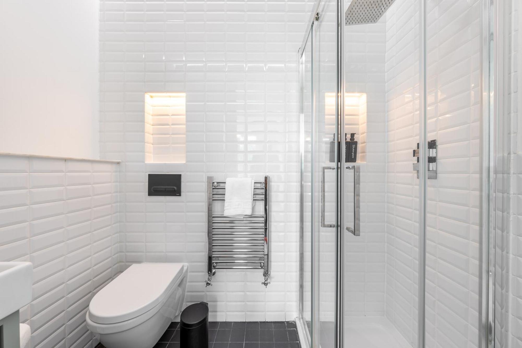 Artsy Serviced - Ealing London