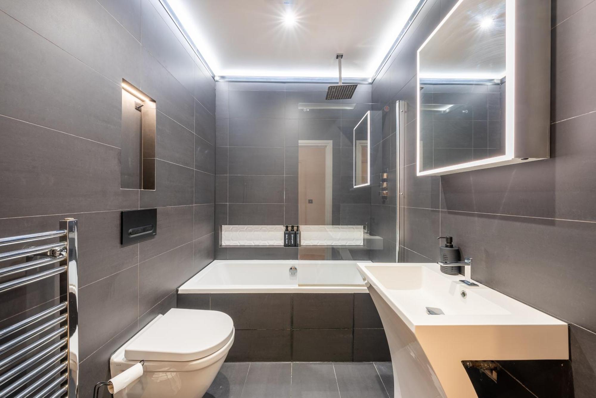Artsy Serviced - Ealing Apartment London