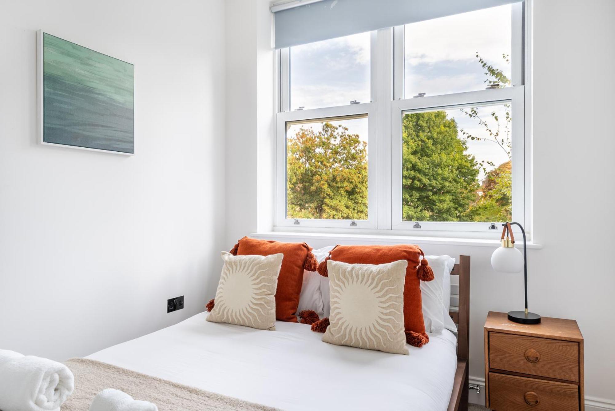 Artsy Serviced - Ealing Apartment London