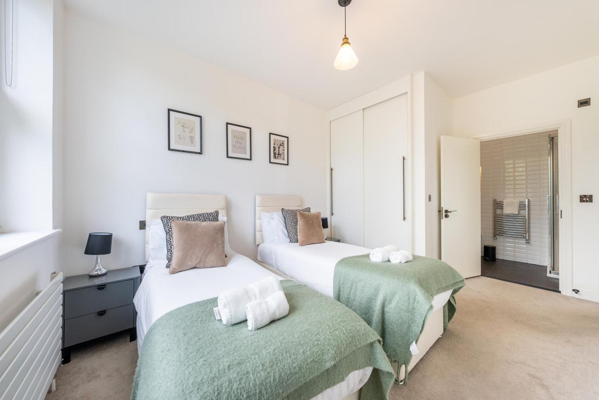 Artsy Serviced - Ealing Apartment London
