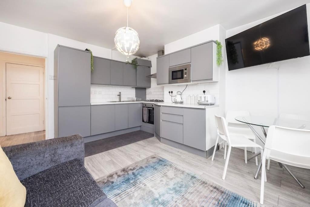 Modernised 3 Bed Pad Near Trendy Shoreditch Ground Floor With Balcony Londen