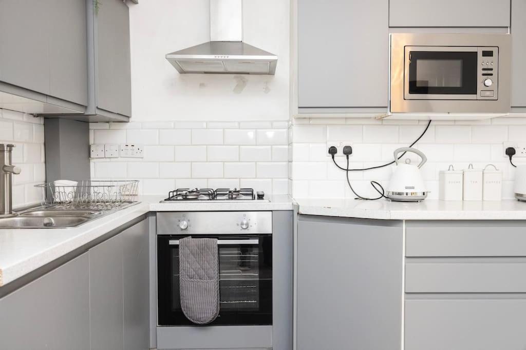 Modernised 3 Bed Pad Near Trendy Shoreditch Ground Floor With Balcony * Londen