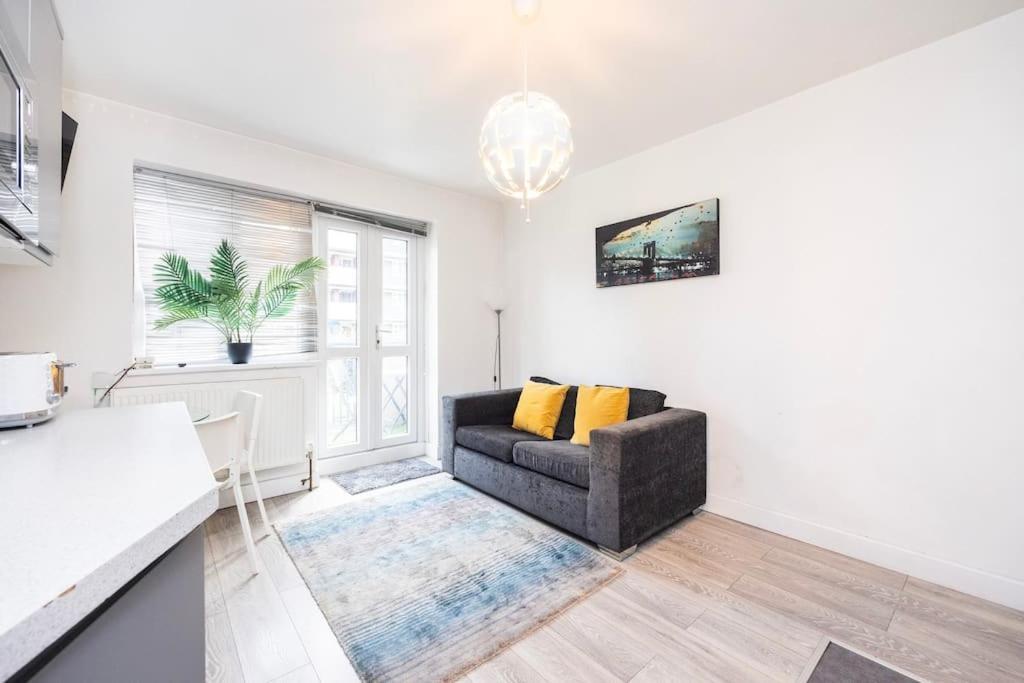 Modernised 3 Bed Pad Near Trendy Shoreditch Ground Floor With Balcony Appartement *