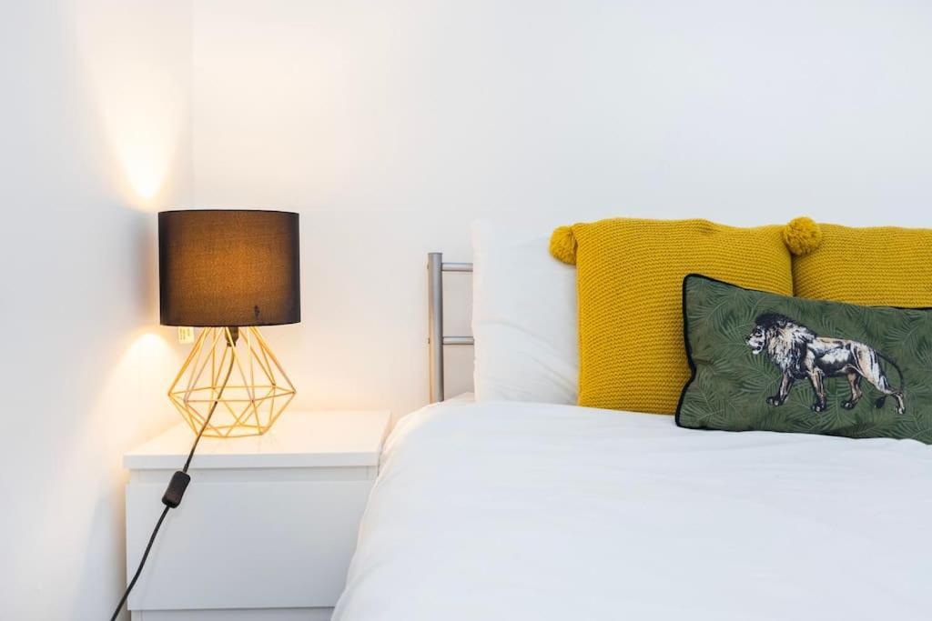 Modernised 3 Bed Pad Near Trendy Shoreditch Ground Floor With Balcony Londen