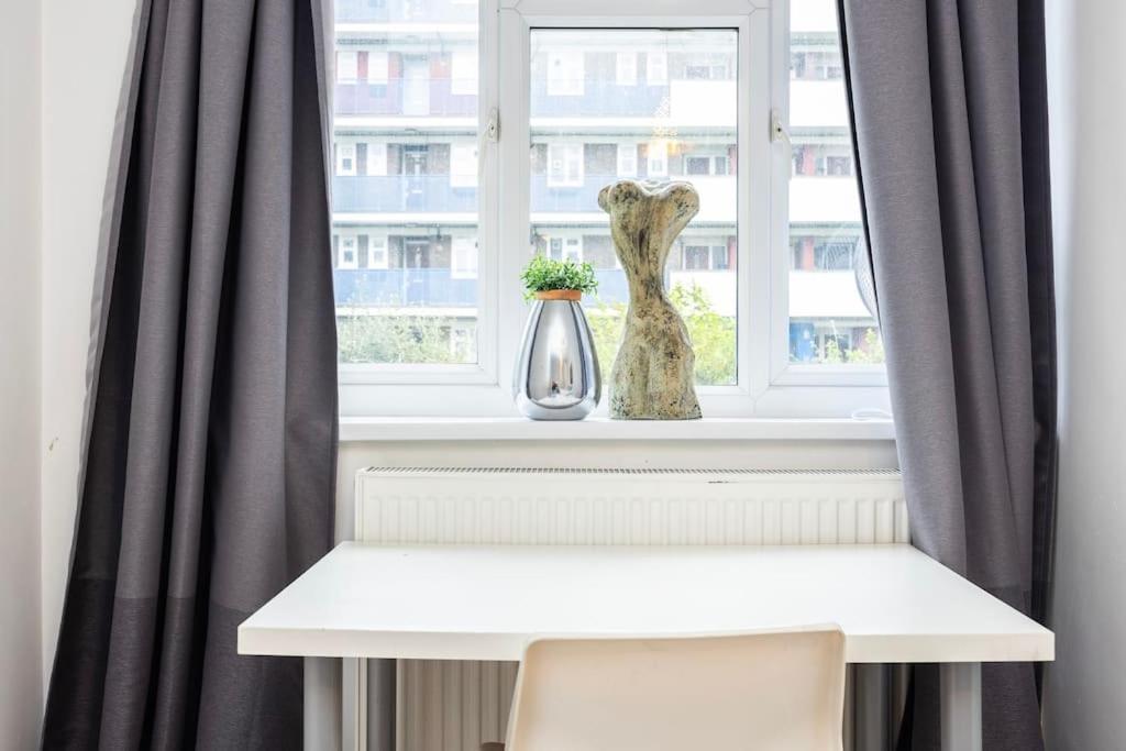 Appartement Modernised 3 Bed Pad Near Trendy Shoreditch Ground Floor With Balcony Londen