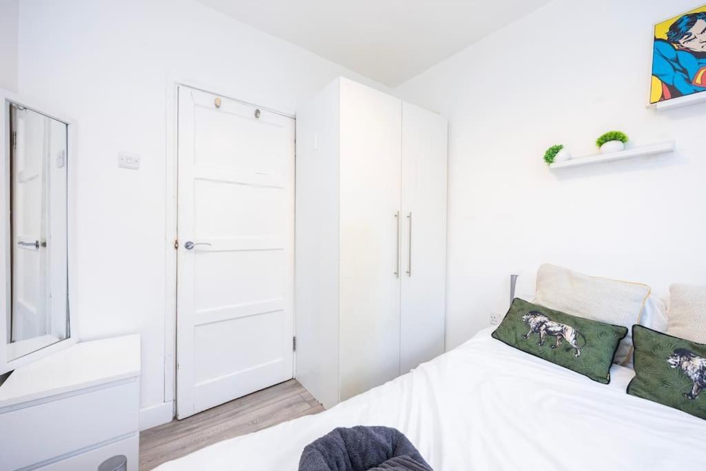 Modernised 3 Bed Pad Near Trendy Shoreditch Ground Floor With Balcony Appartement *