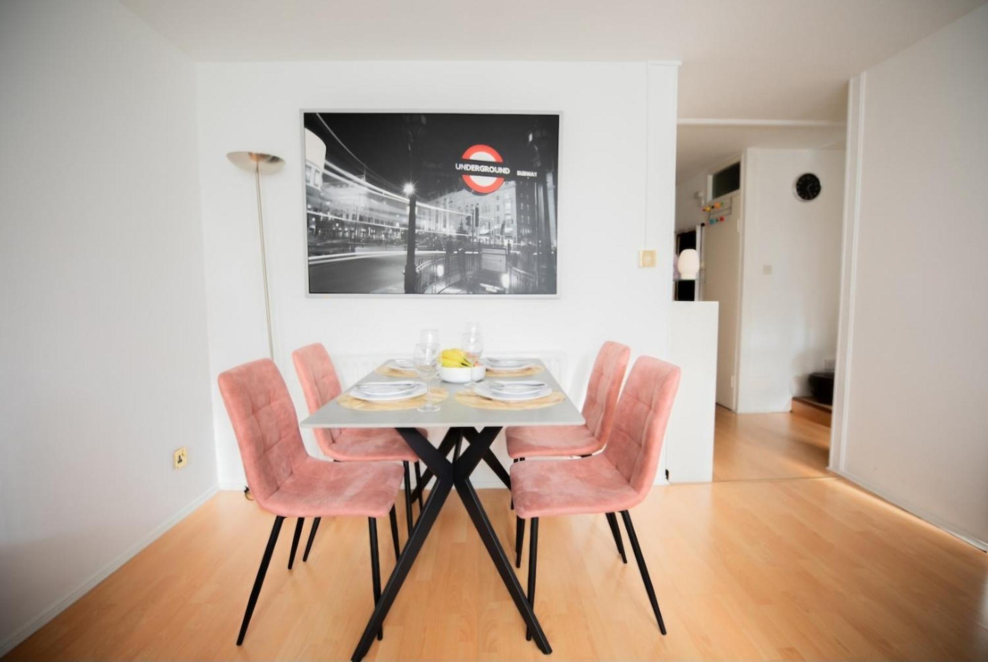 Bright And Spacious One Bedroom Apparment, Free Parking *