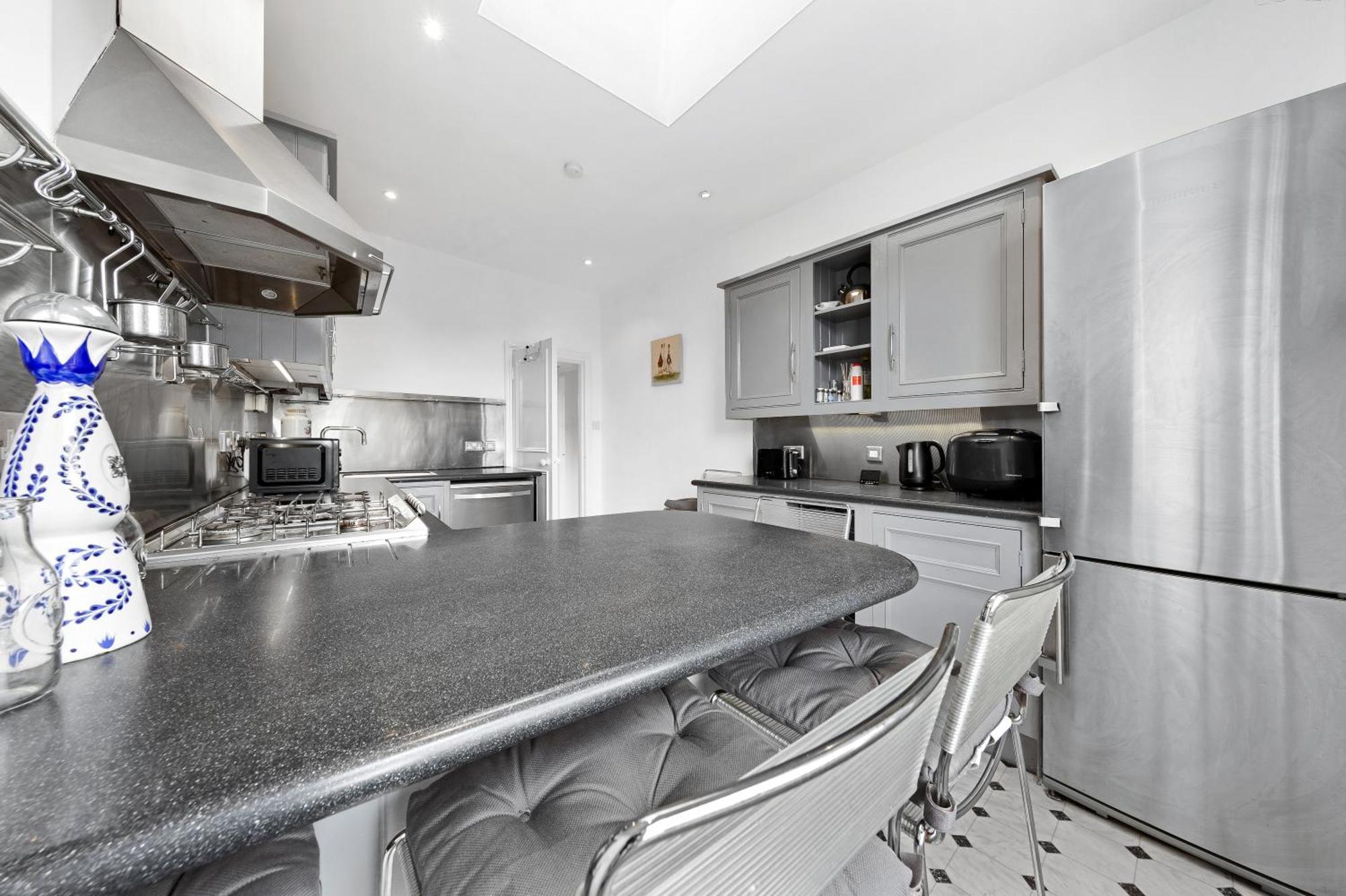Apartment Spacious Sleep 11 With Terrace In Earls Court Ec99