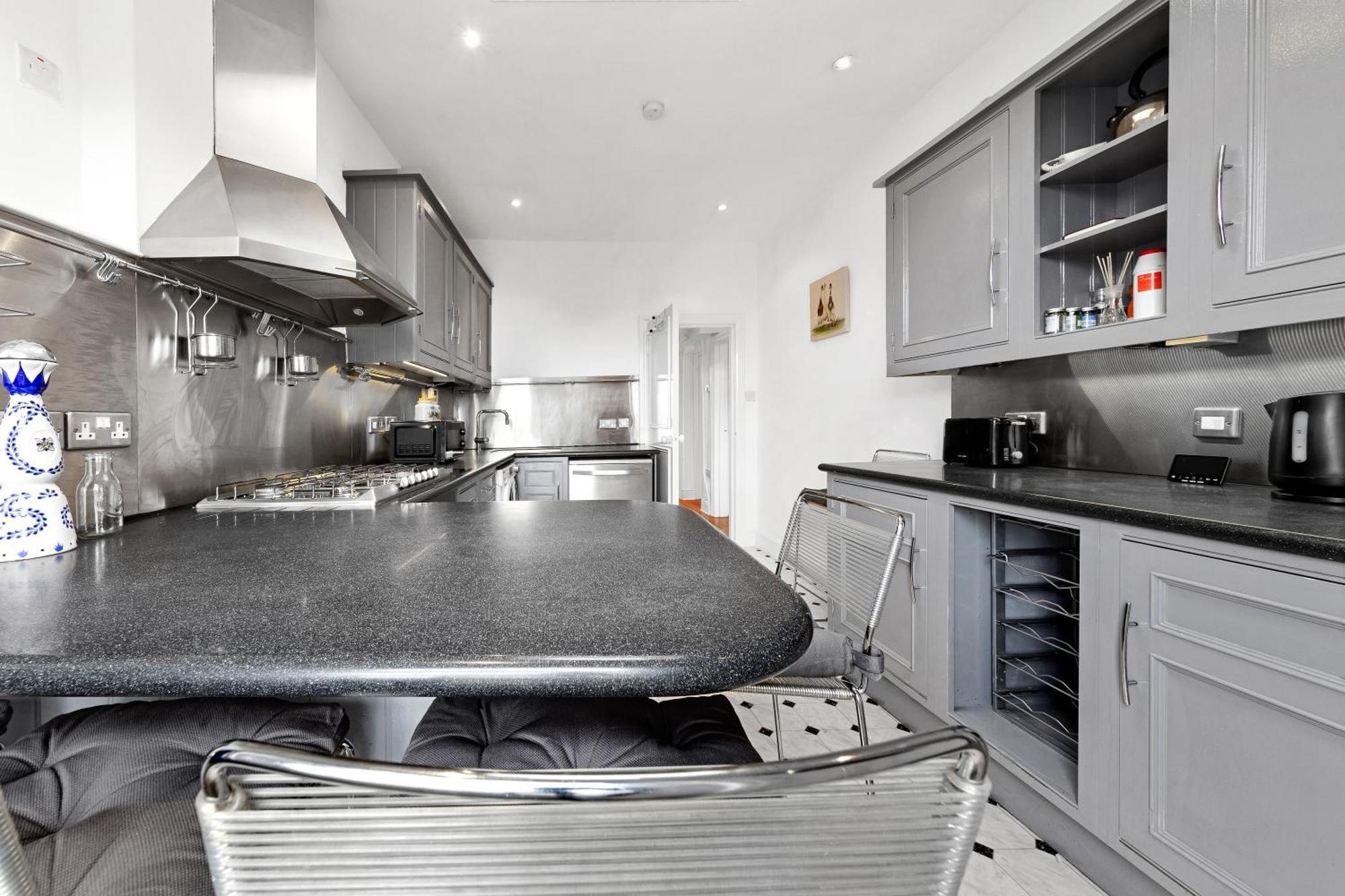 Apartment Spacious Sleep 11 With Terrace In Earls Court Ec99 London