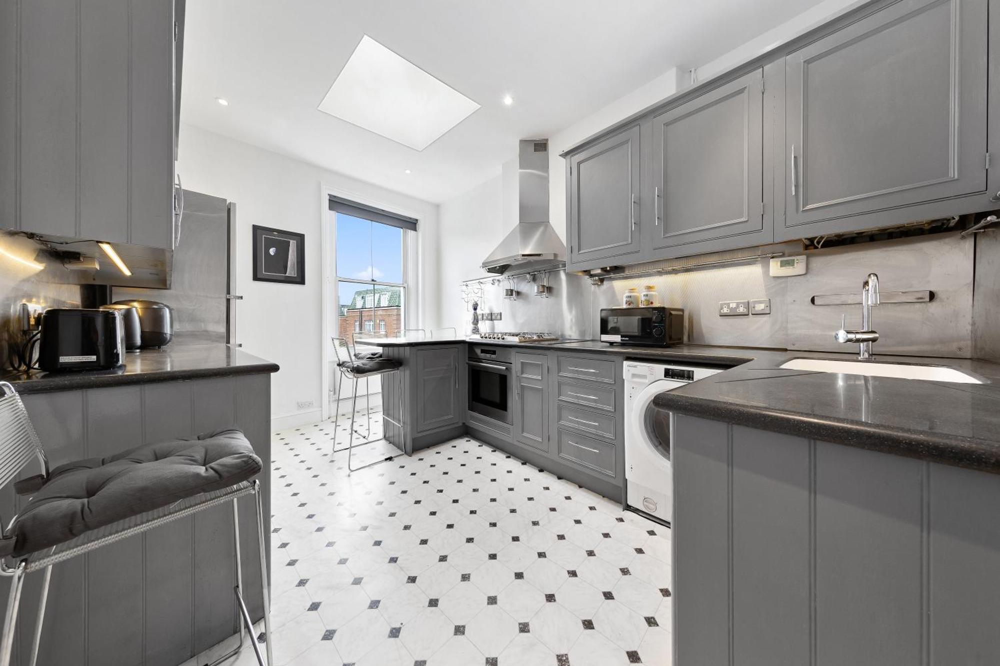 Spacious Sleep 11 With Terrace In Earls Court Ec99 * London