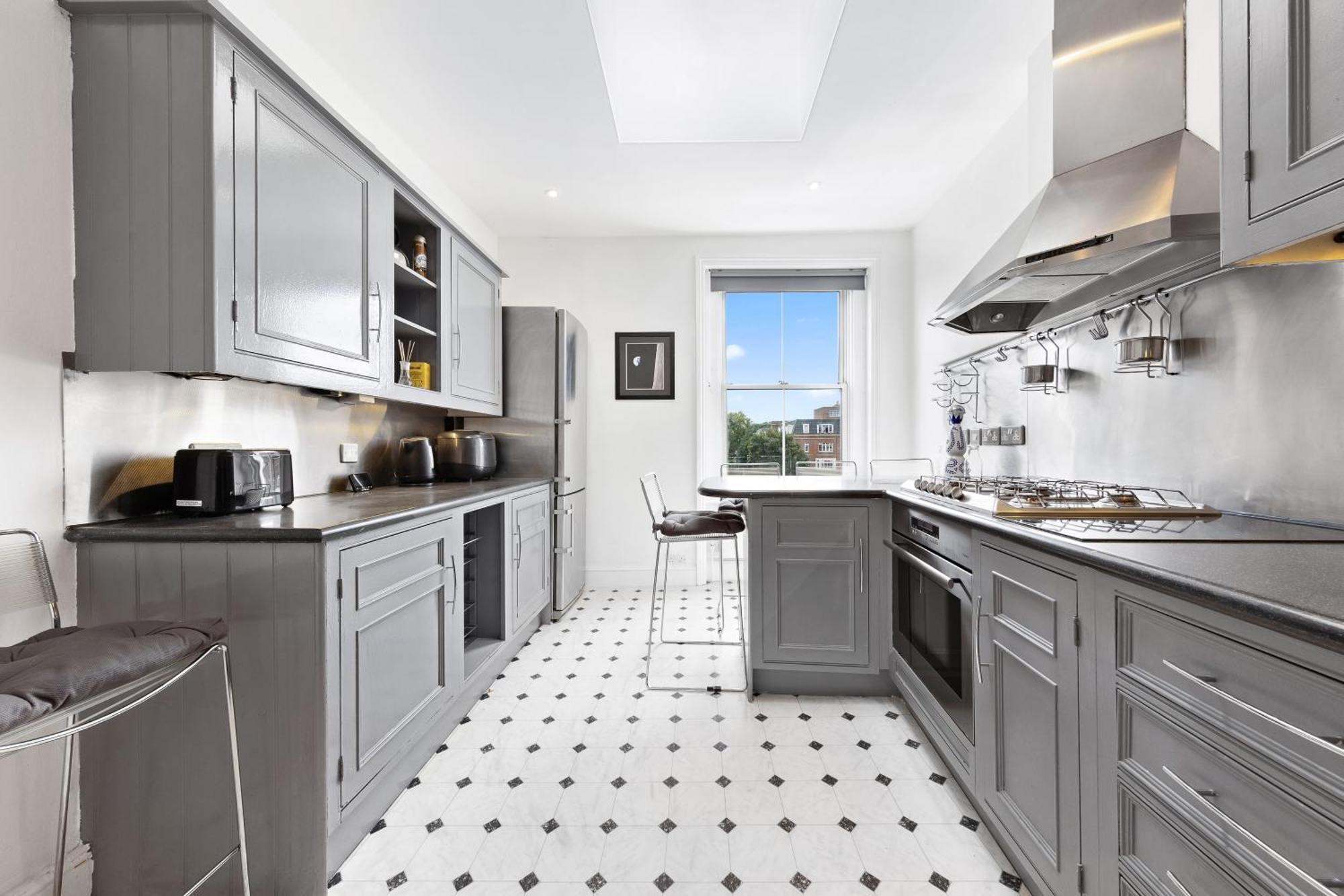 Spacious Sleep 11 With Terrace In Earls Court Ec99 London