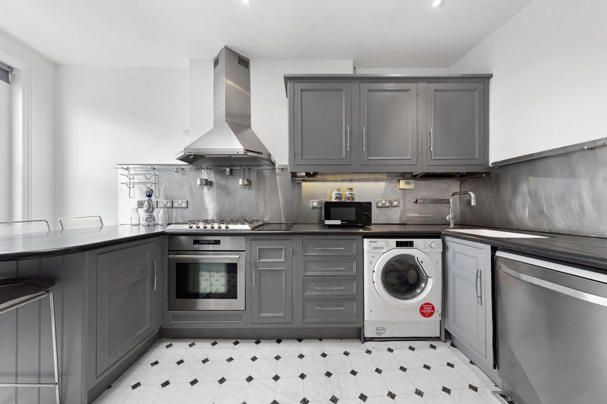 Apartment Spacious Sleep 11 With Terrace In Earls Court Ec99 London