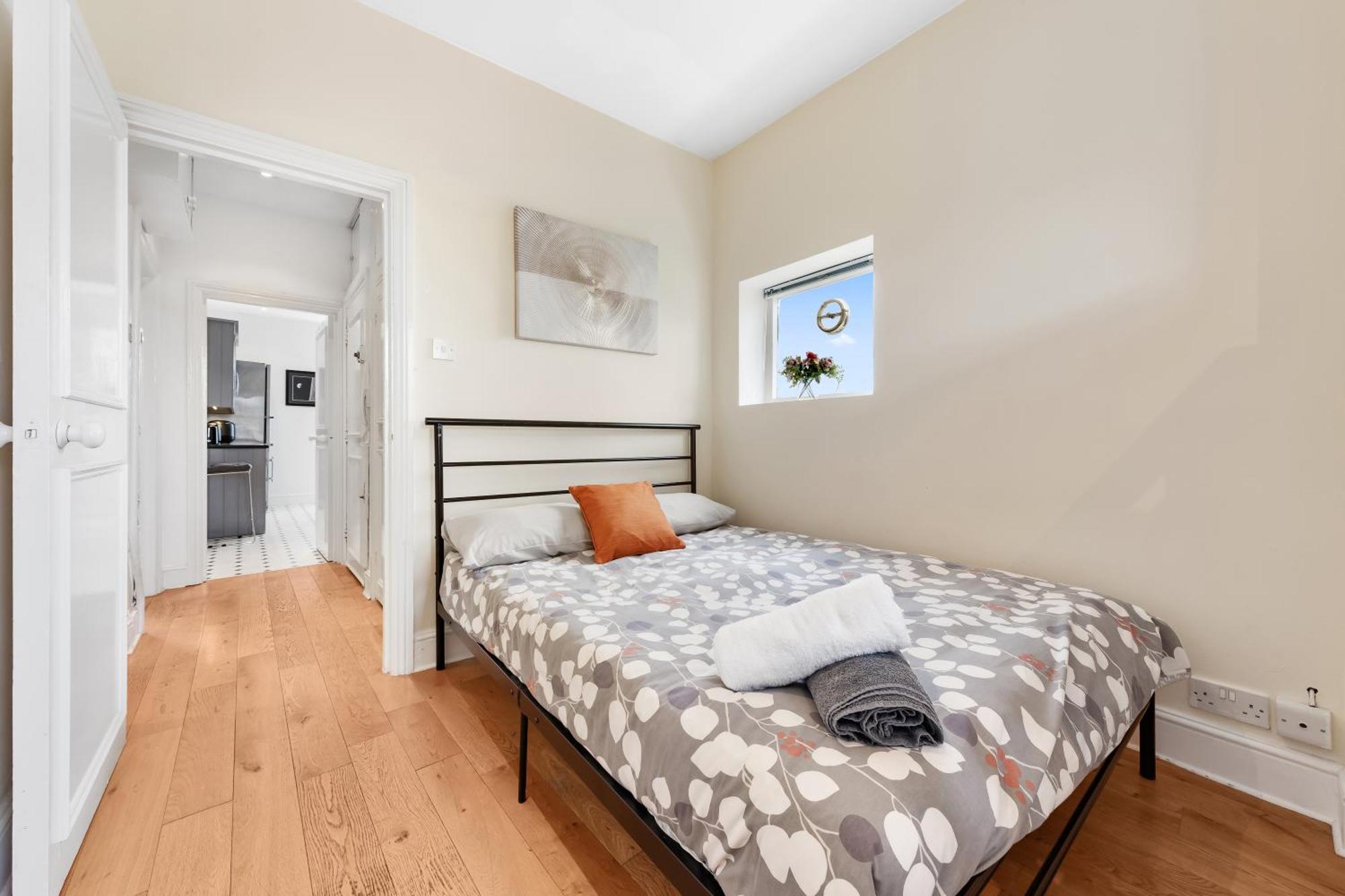 Spacious Sleep 11 With Terrace In Earls Court Ec99 London