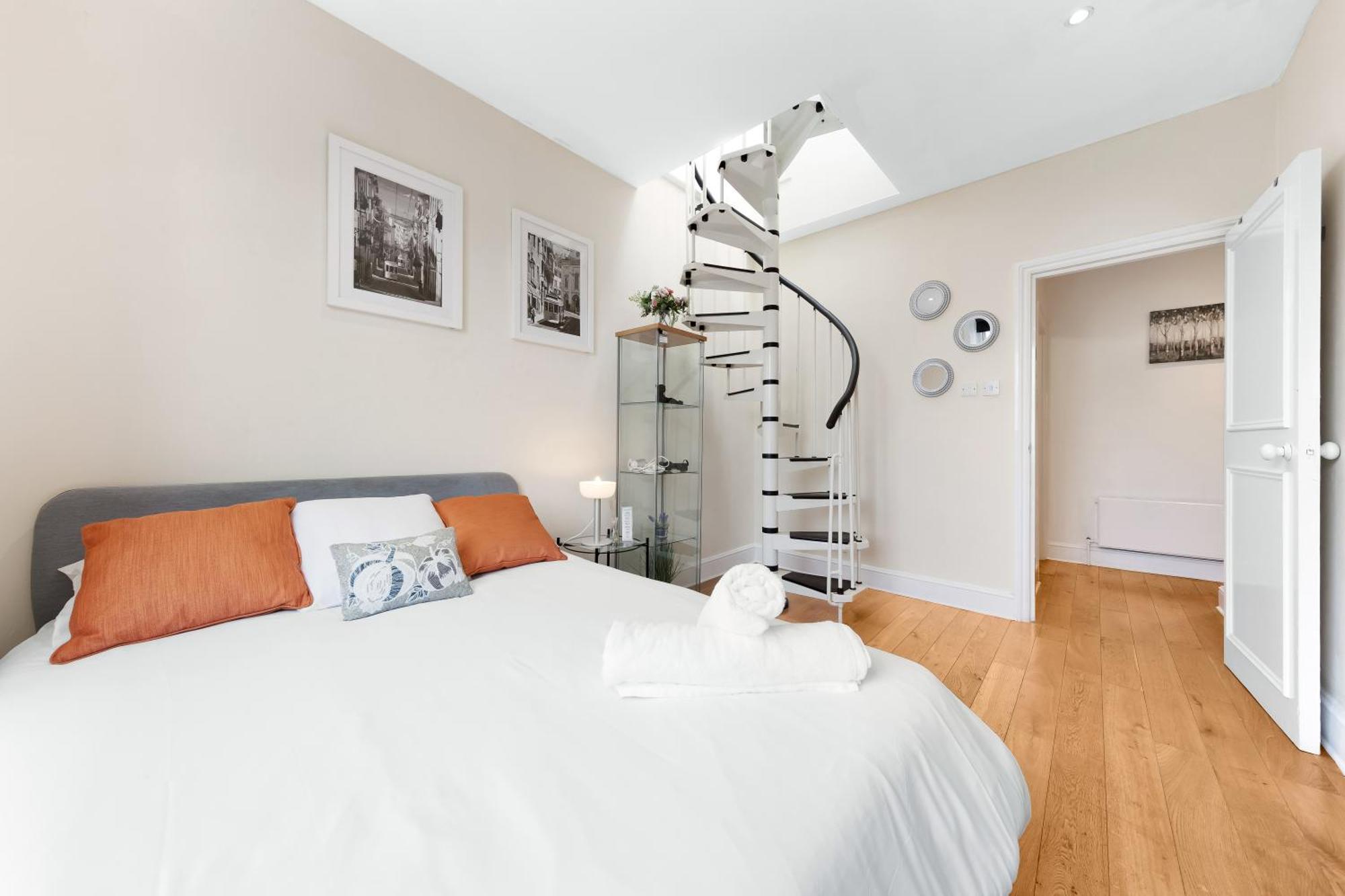 Spacious Sleep 11 With Terrace In Earls Court Ec99 *