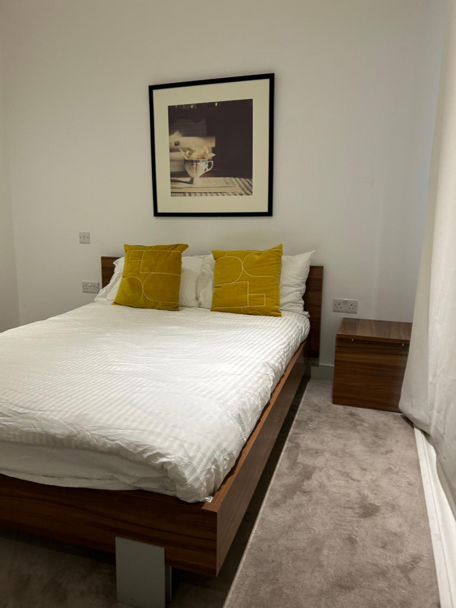 One Bedroom In Royal Wharf, Close To Airport * Londres