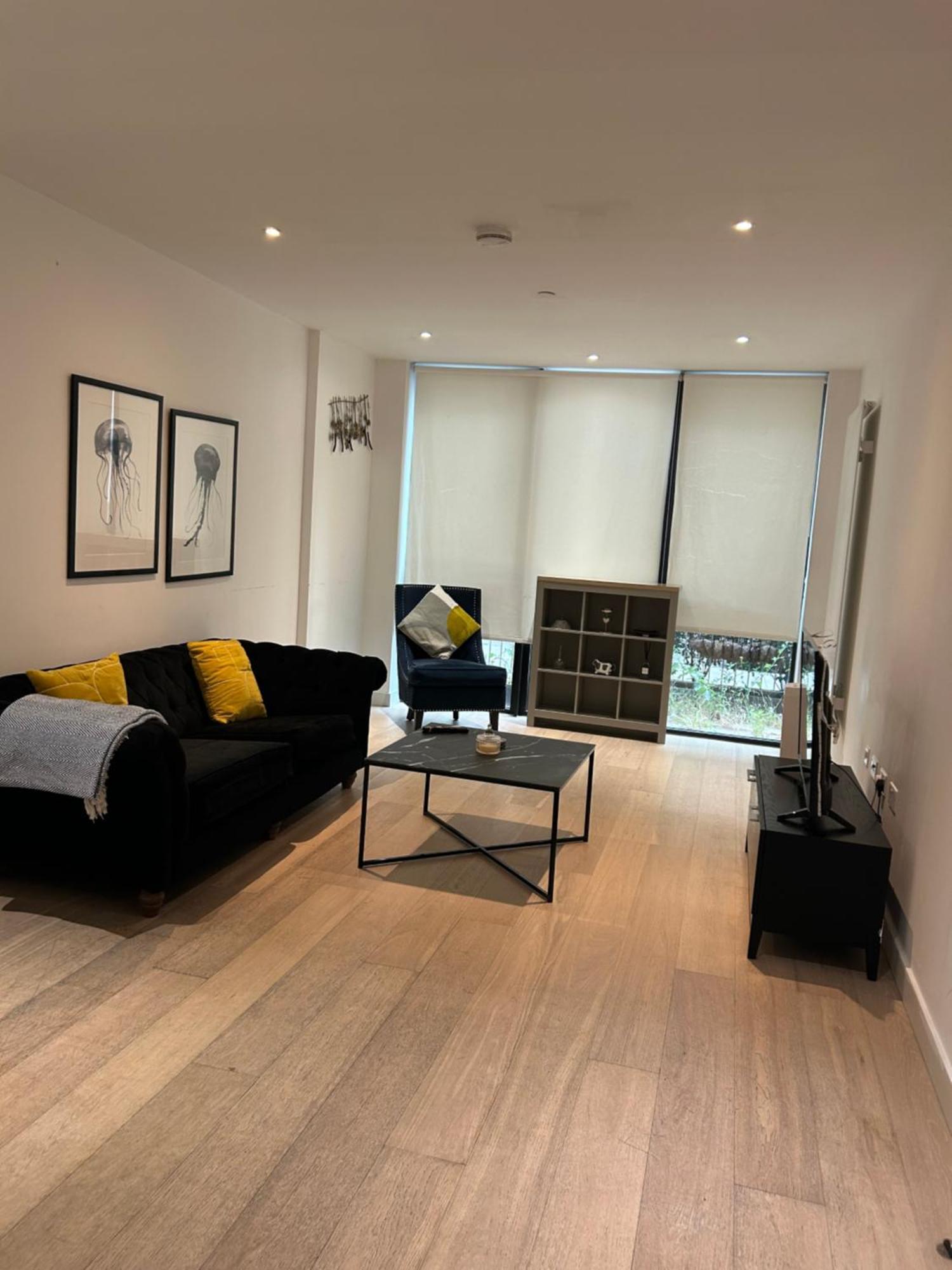 One Bedroom In Royal Wharf, Close To Airport * Londres