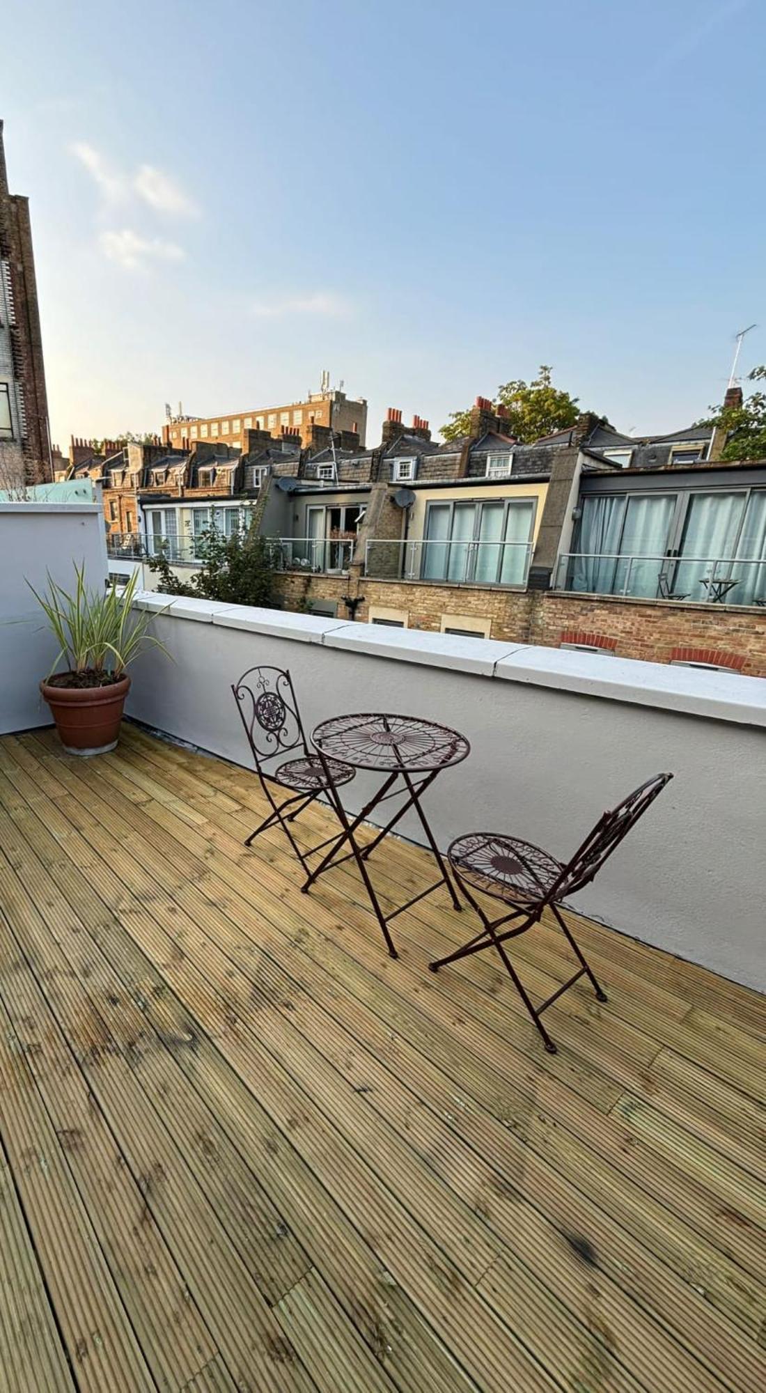 Top Floor Delightful Flat *