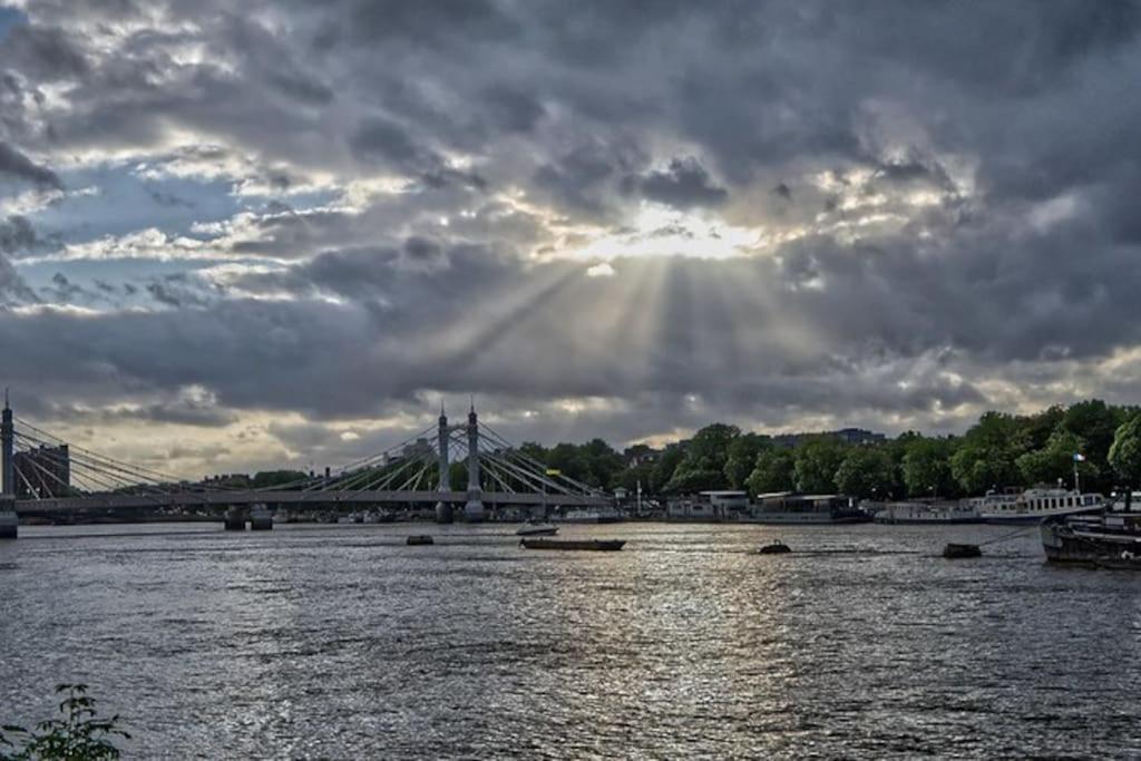 Upscale Riverfront 1br Flat, Prestigious Battersea Apartamento *