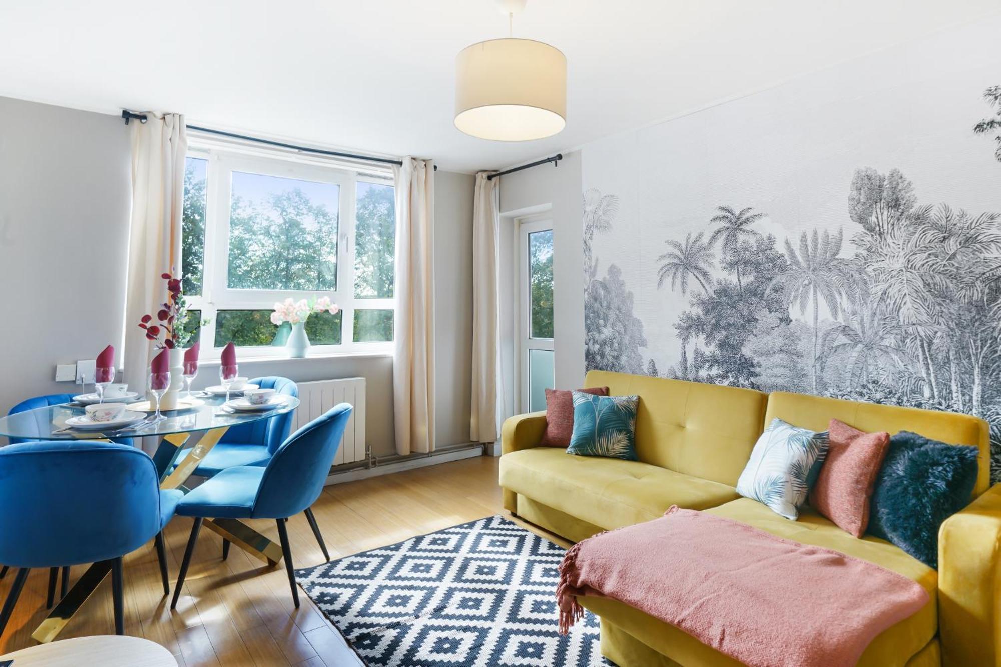 Lovely 2 Bedroom Flat In London-balcony - Sleeps 6