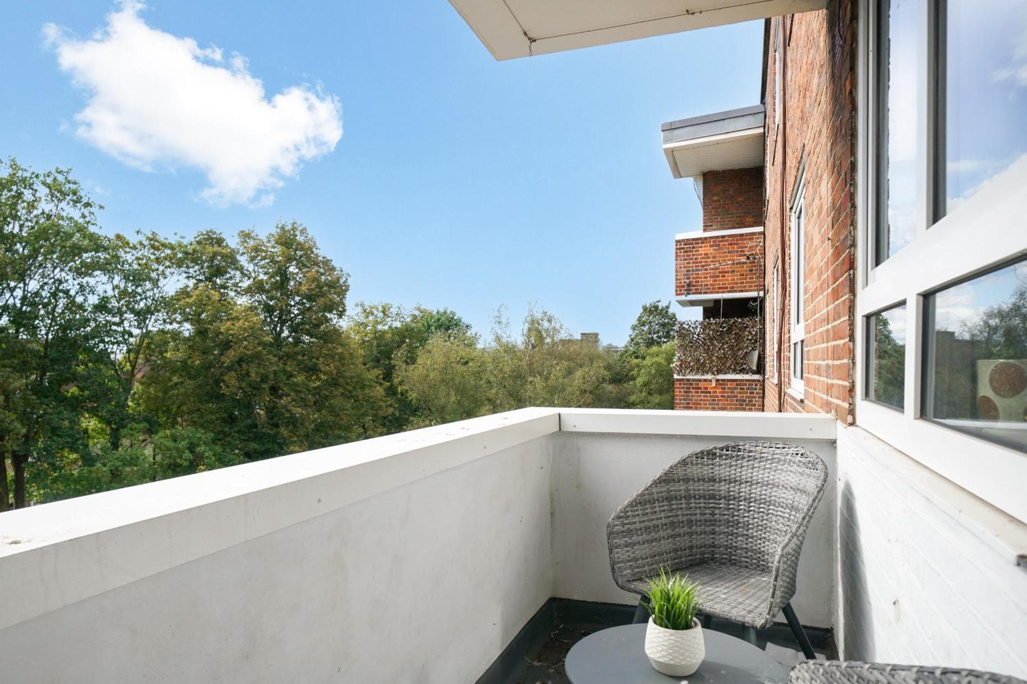 Lovely 2 Bedroom Flat In London-balcony - Sleeps 6 Apartamento