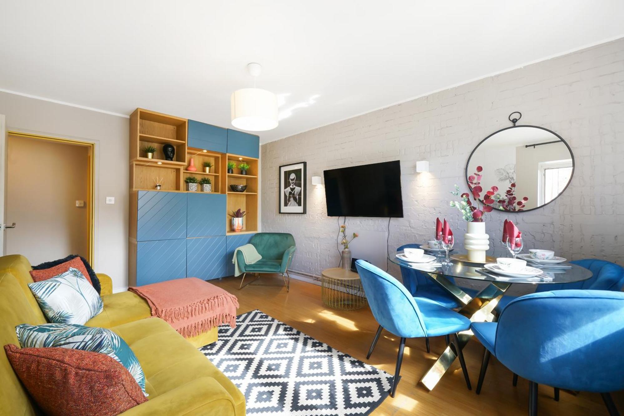 Lovely 2 Bedroom Flat In London-balcony - Sleeps 6