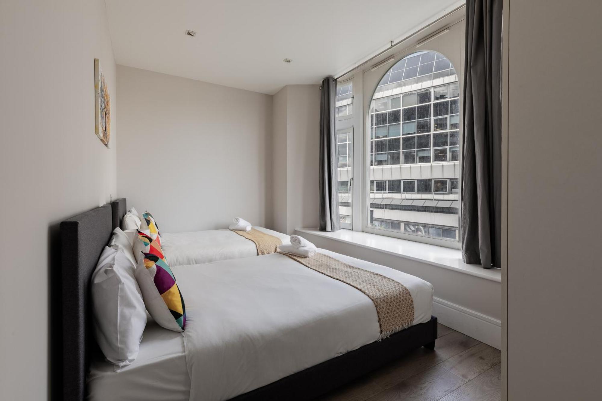 Superb Opposite Edgware Road Station Londres