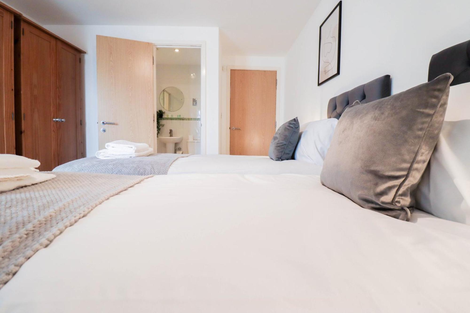 Stunning 2 Bedroom Riverside