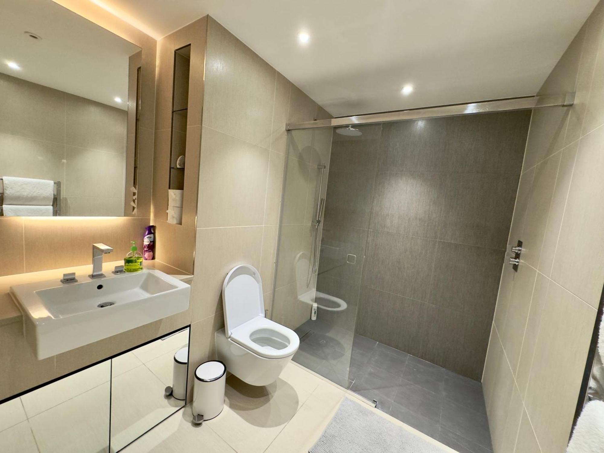 Modern Close To Tower Bridge, Sky Garden, Train And Much Londres