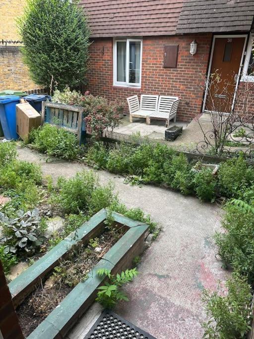 I Bed Flat By Southwark Park With Garden And 10 Min Walk To Bermondsey And Surrey Quays Station Londres
