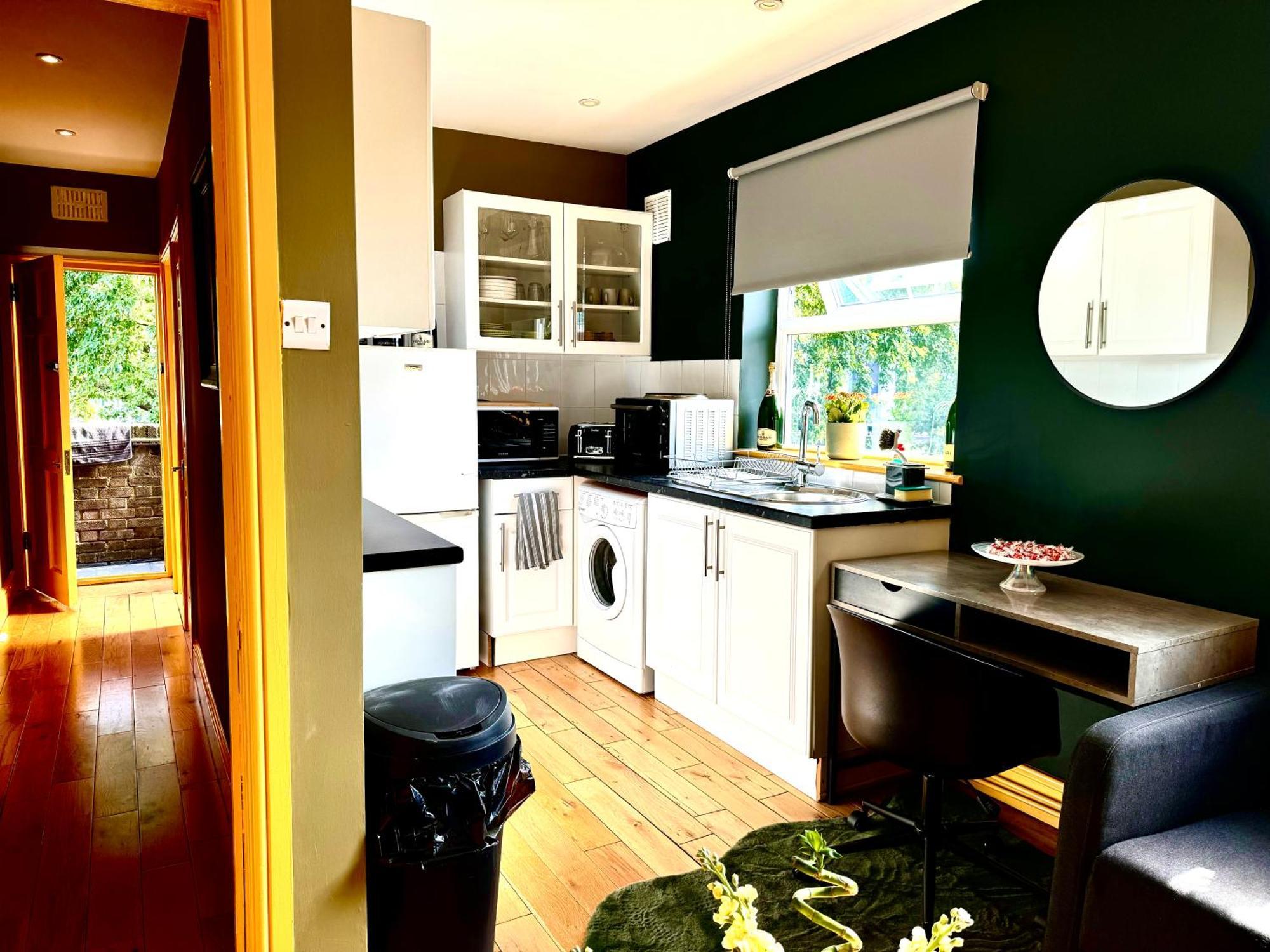 A Lovely 1 Bedroom Flat / Modern-cosy Apartment