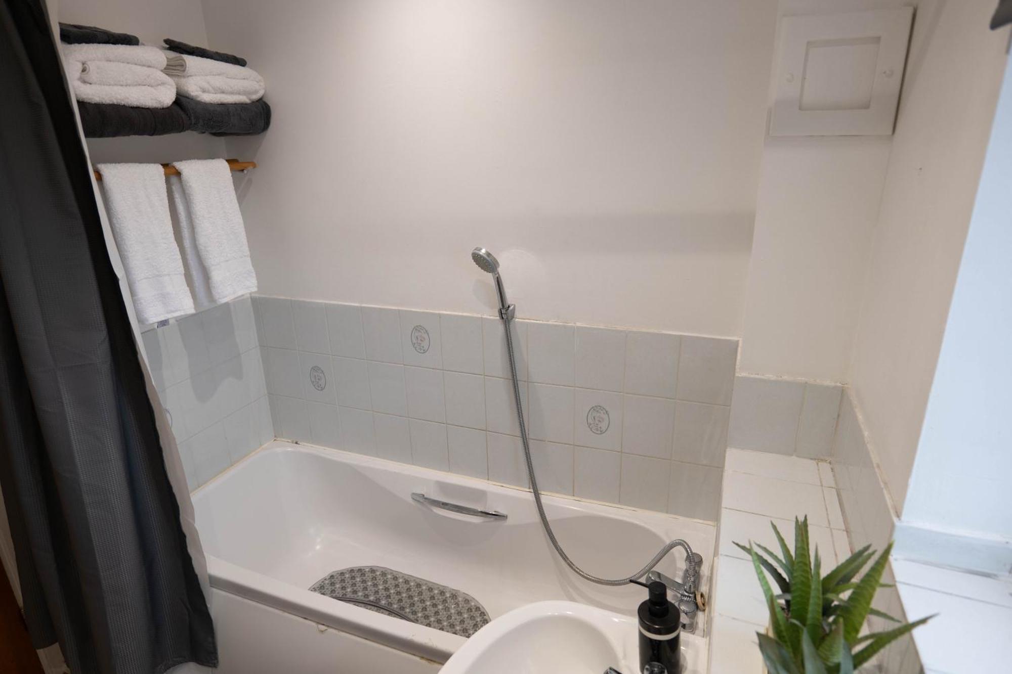 Apartment Beckton Docklands - 1 Bedroom - Sleeps 4 - Wifi *