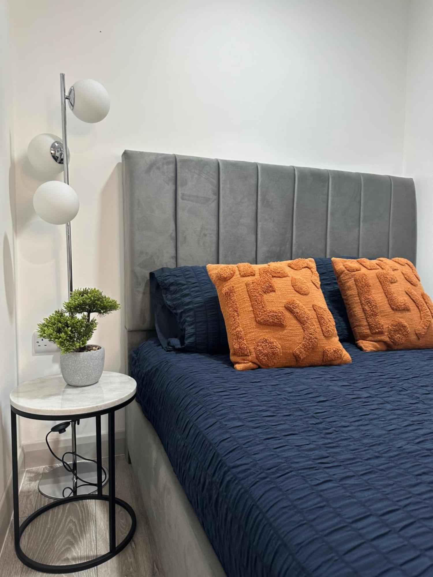 Luxury Flat In London! E1!f3 *