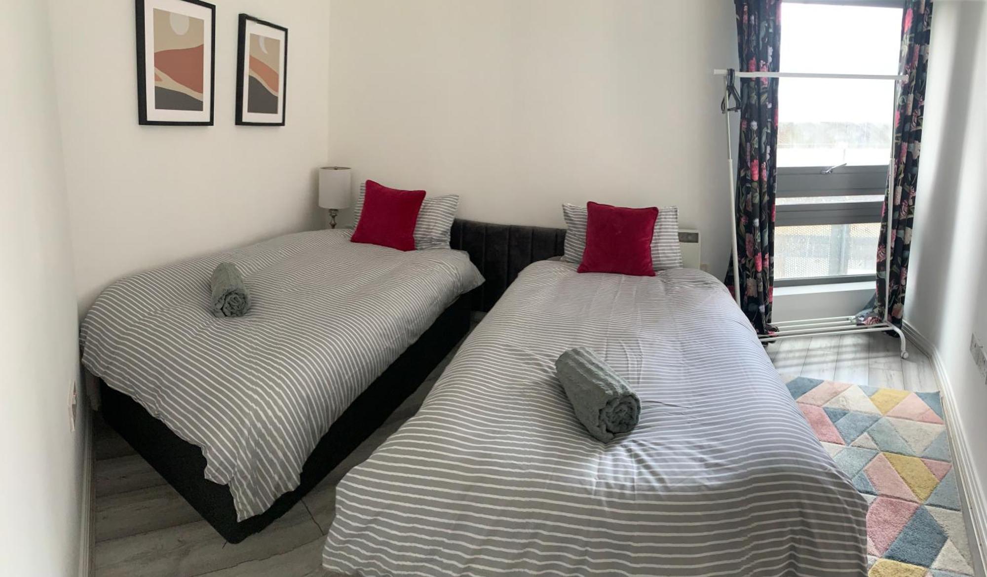 Modern Two Bedroom Two Bath Opp Tube Station Londres