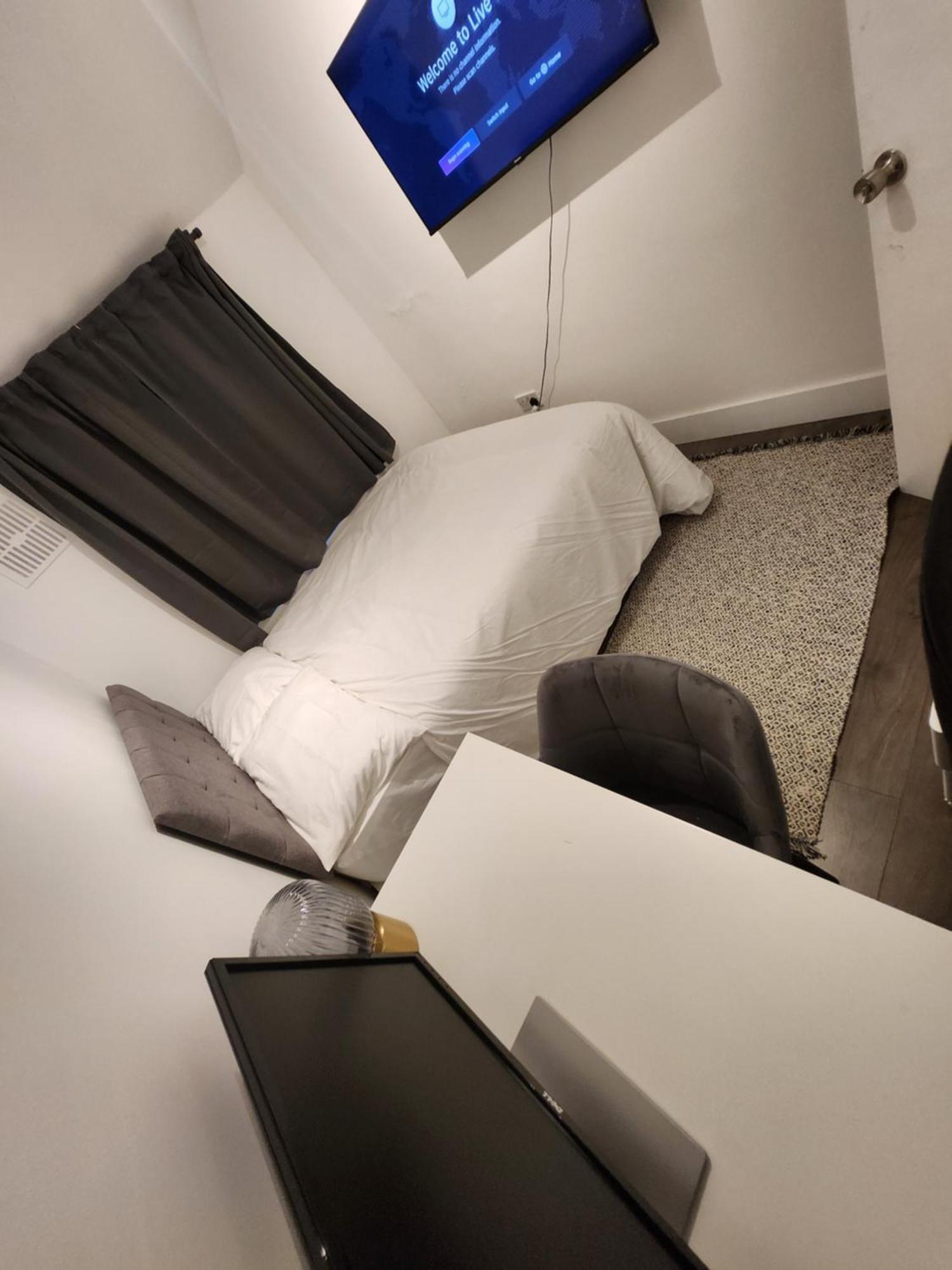 Appartement Flat With Work Station, Monitor, Smart Tv & Netflix *