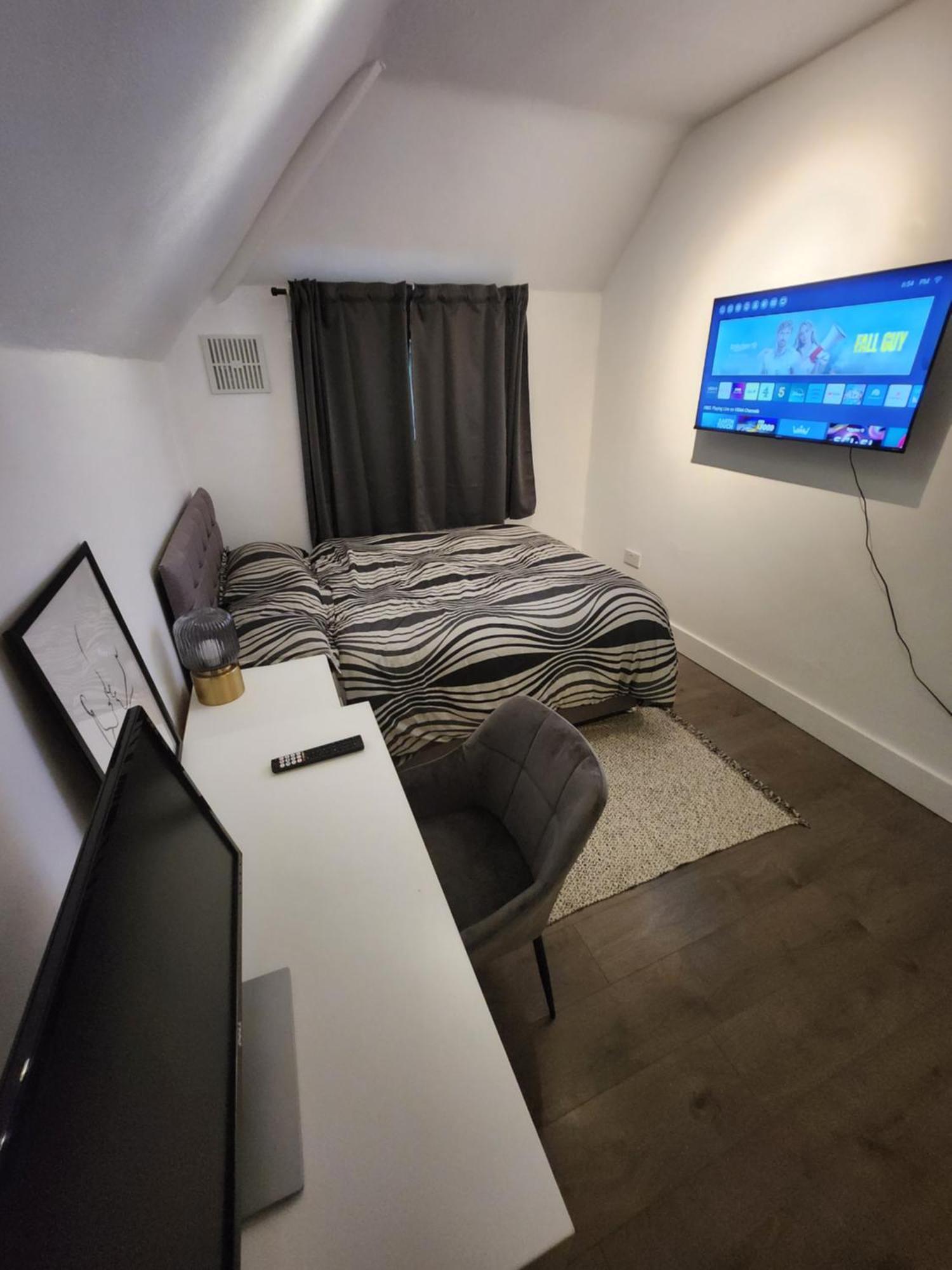 Appartement Flat With Work Station, Monitor, Smart Tv & Netflix Londen