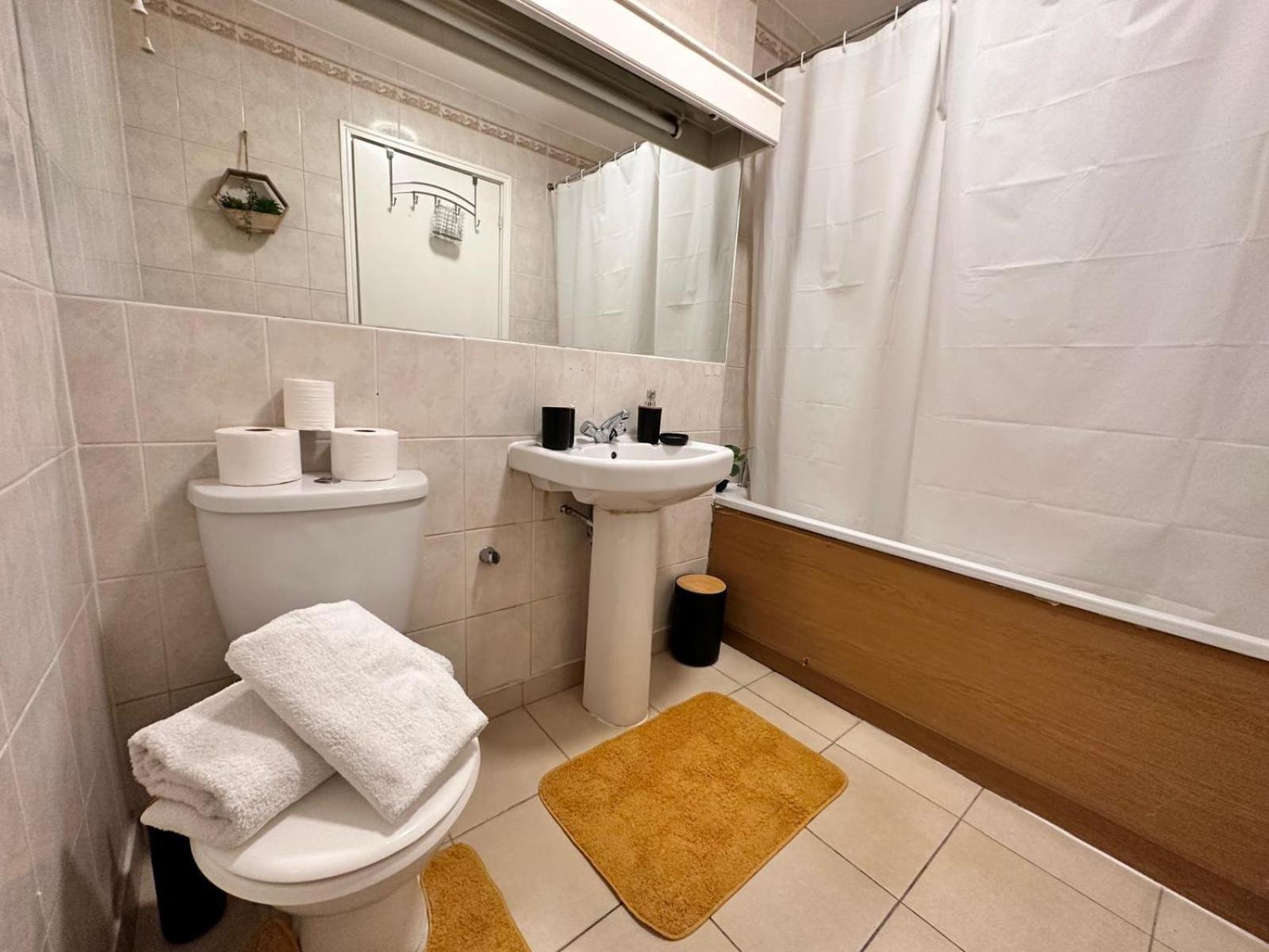Kensington Two Bedroom Near Cromwell Hospital *