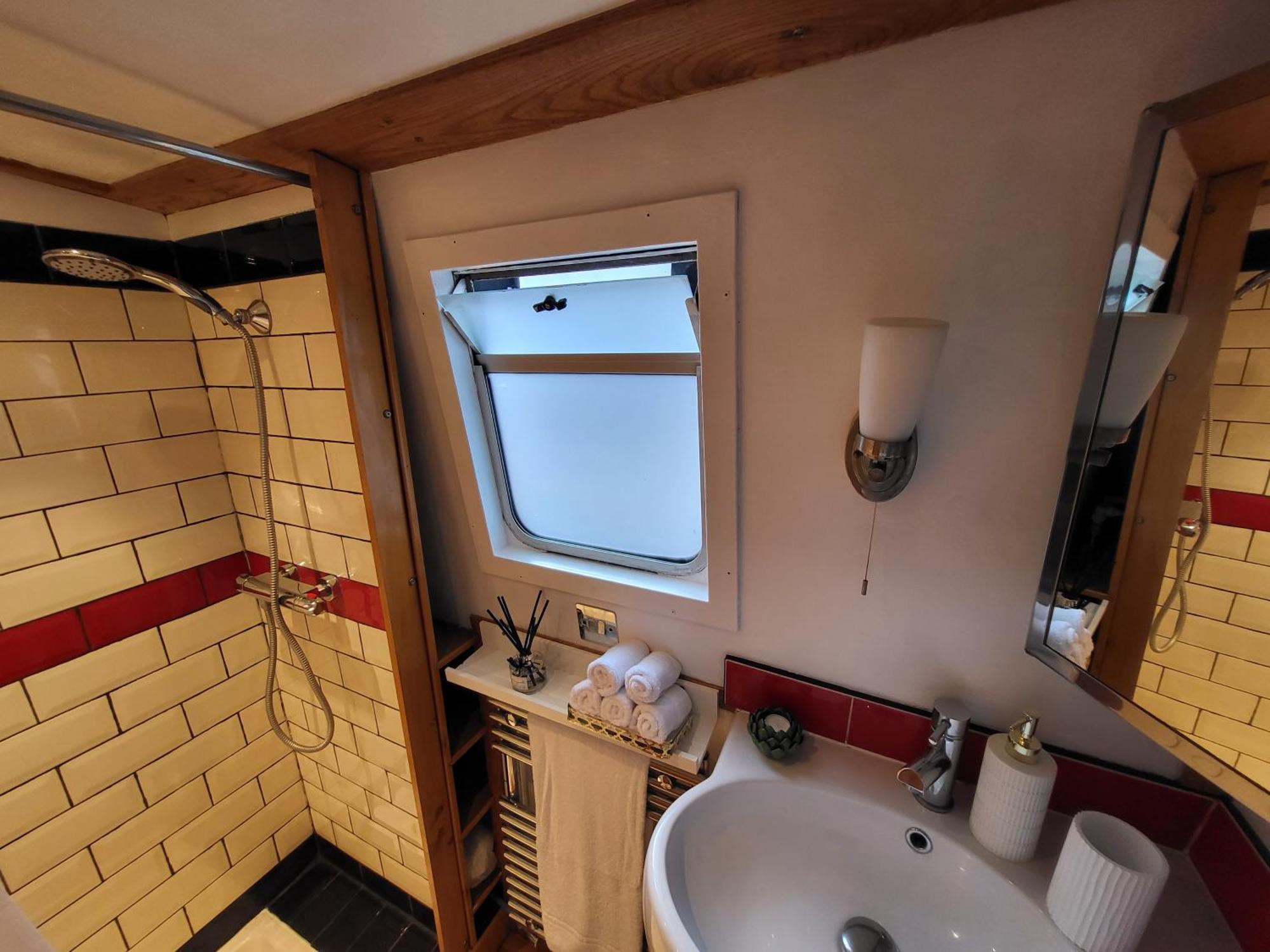 Botel Cosy Canal Boat In Little Venice By Paddington For Family & Friends