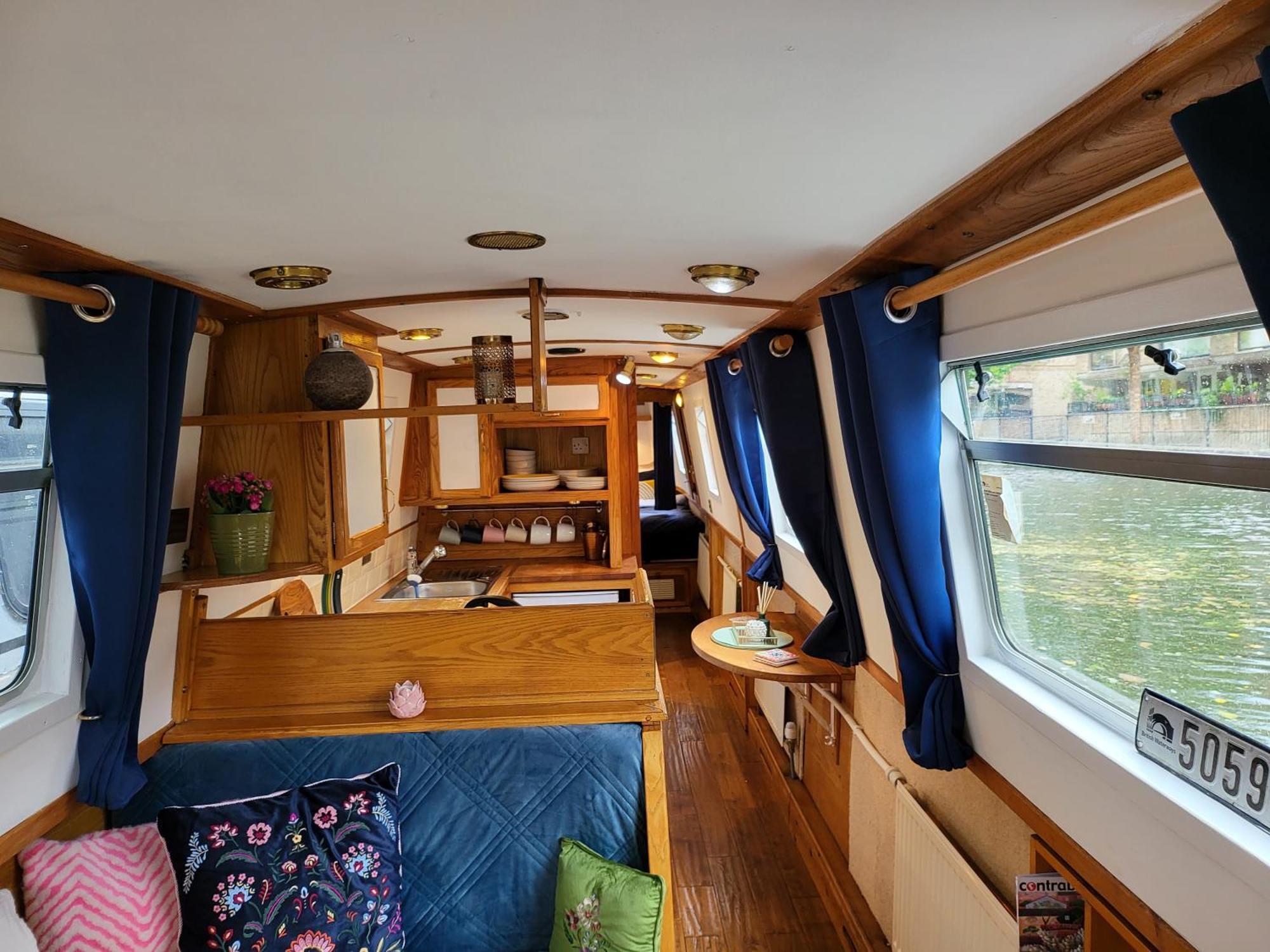 Botel Cosy Canal Boat In Little Venice By Paddington For Family & Friends