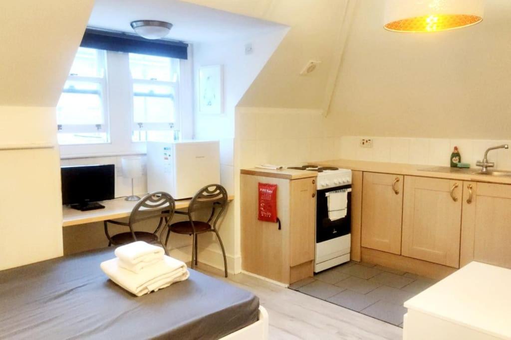 Finchley Road 16 * London