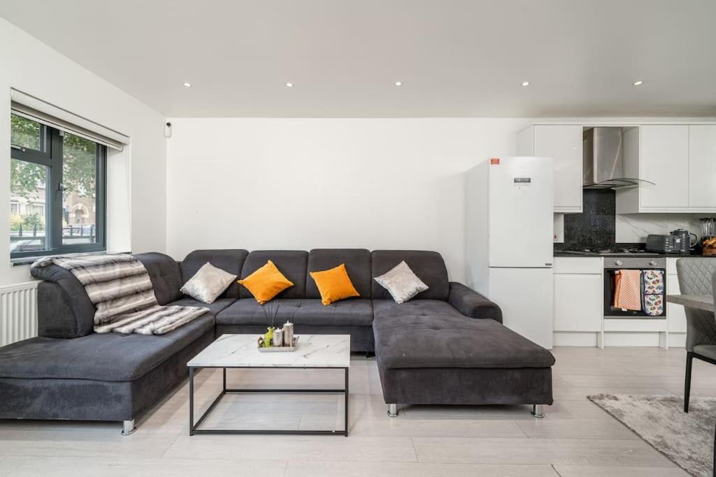 Vibrant 3br Tottenham Home, Private Garden Wifi Parking Free On Request Appartement