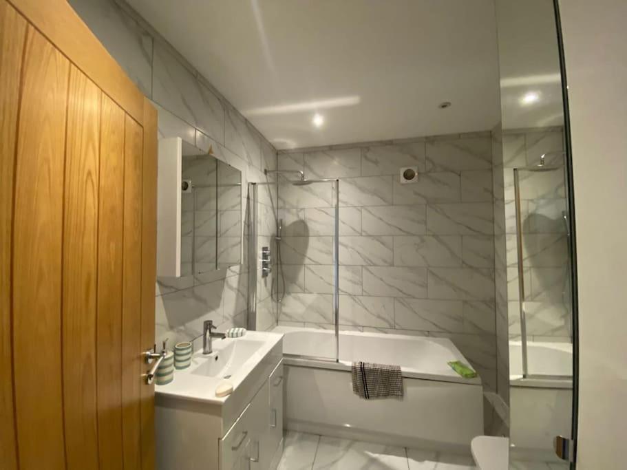 Vibrant 3br Tottenham Home, Private Garden Wifi Parking Free On Request Londen
