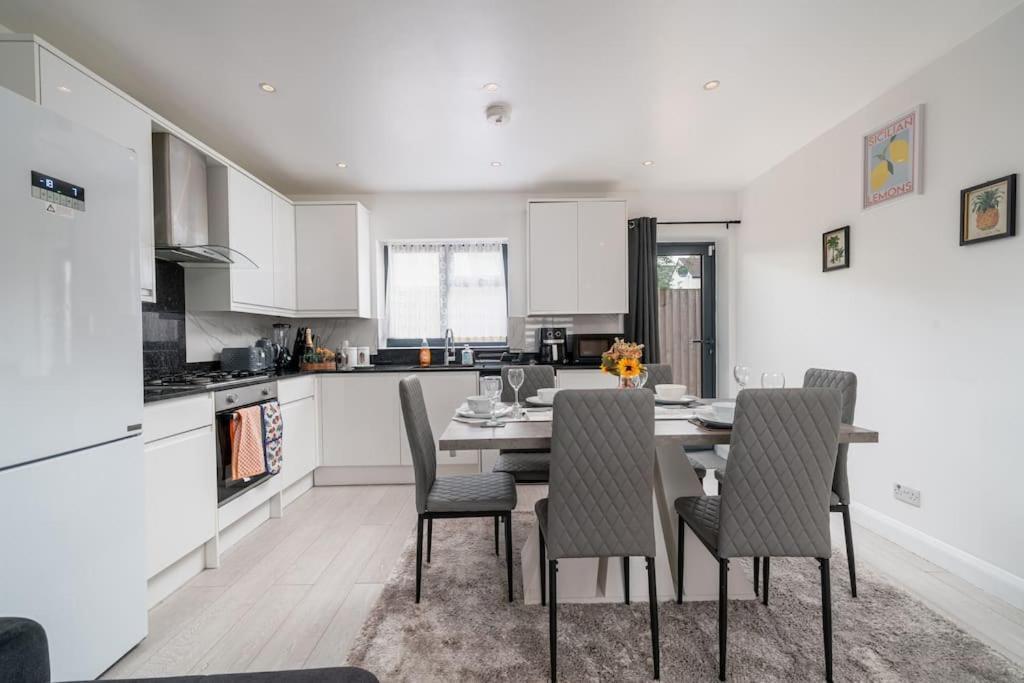 Vibrant 3br Tottenham Home, Private Garden Wifi Parking Free On Request Appartement Londen