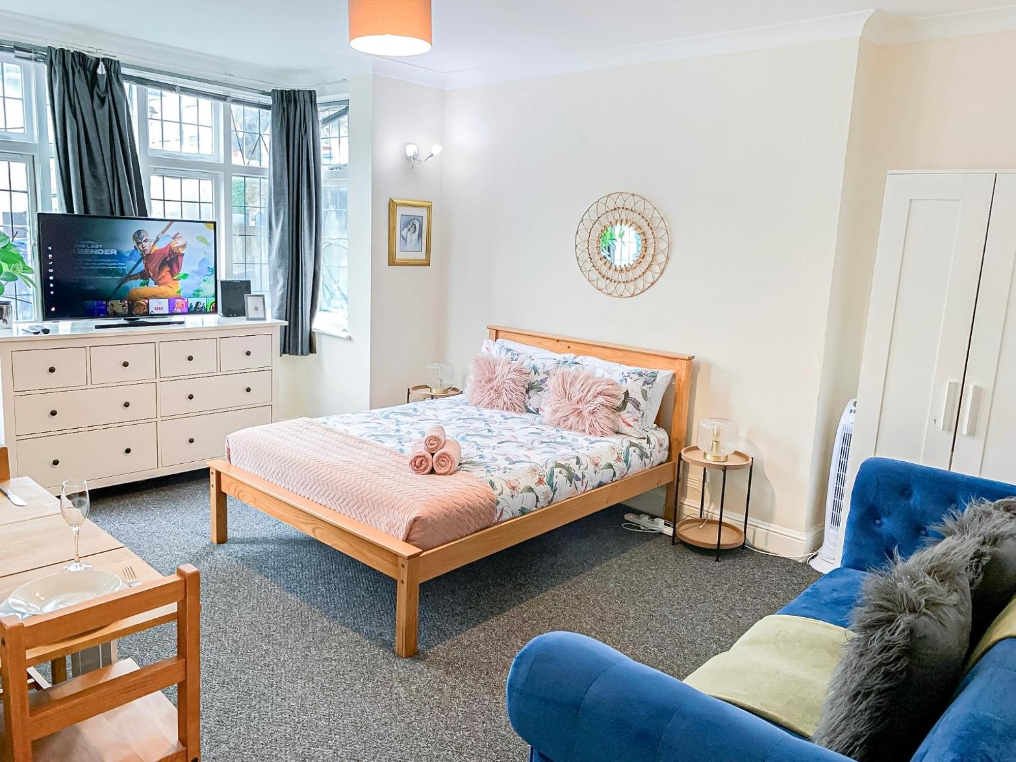 Apartamento Cosy Near Hampstead Heath With Free On-site Parking & Private Gardens, Golders Green Londres